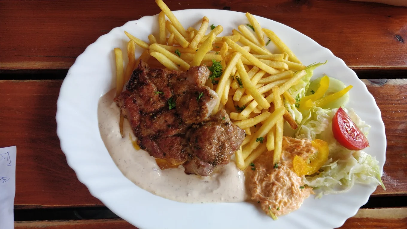 Grilované maso s hranolky